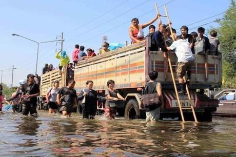 Monumenti allagati, la Bangkok dell'alluvione