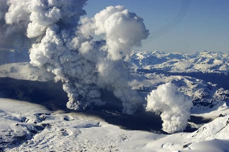 Colonne di fumo si alzano dal vulcano Hudson