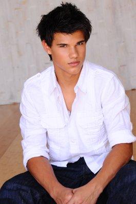 TUTTI I TAGLI DI CAPELLI E I LOOK DI TAYLOR LAUTNER :  IL DIVO DI BREAKING DAWN 2