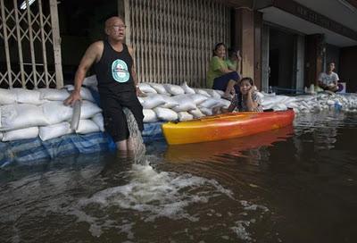 I Thailandesi sanno divertirsi anche in mezzo ad un alluvione - Foto Bangkok