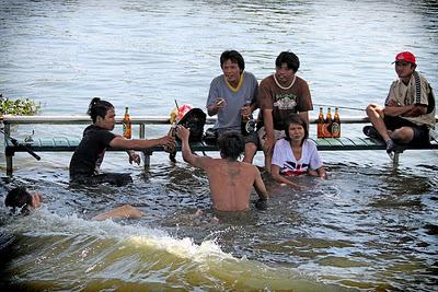 I Thailandesi sanno divertirsi anche in mezzo ad un alluvione - Foto Bangkok