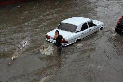 I Thailandesi sanno divertirsi anche in mezzo ad un alluvione - Foto Bangkok