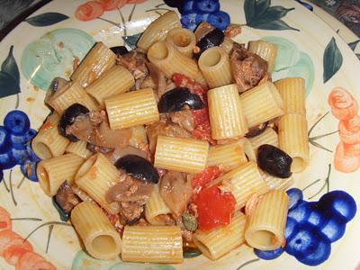 RIGATONI CON TONNO, FUNGHI E OLIVE NERE