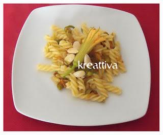 Fusilli con fiori di zucca e mandorle