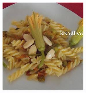 Fusilli con fiori di zucca e mandorle