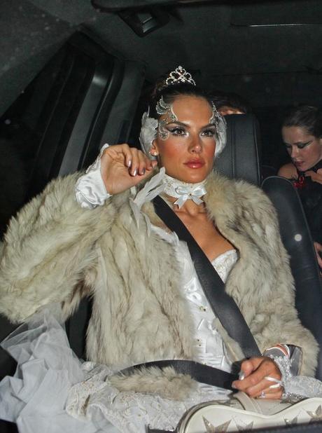 alessandra-ambrosio-cigno-bianco-halloween-2011