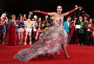 Amazing! Sul red carpet le drag queen di Muccassassina.