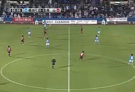 Gol di testa da una distanza di 58.6 metri.