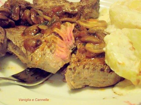 Filet  steaks with Mushroom and Madeira Sauce di Julia Child and Scalloped potatoes with Heavy cream and cheese, ovvero: Bistecche di filetto con funghi e salsa Madeira con Tortino di patate con panna e formaggio