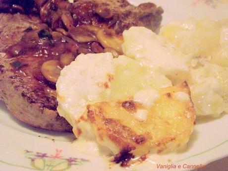 Filet  steaks with Mushroom and Madeira Sauce di Julia Child and Scalloped potatoes with Heavy cream and cheese, ovvero: Bistecche di filetto con funghi e salsa Madeira con Tortino di patate con panna e formaggio