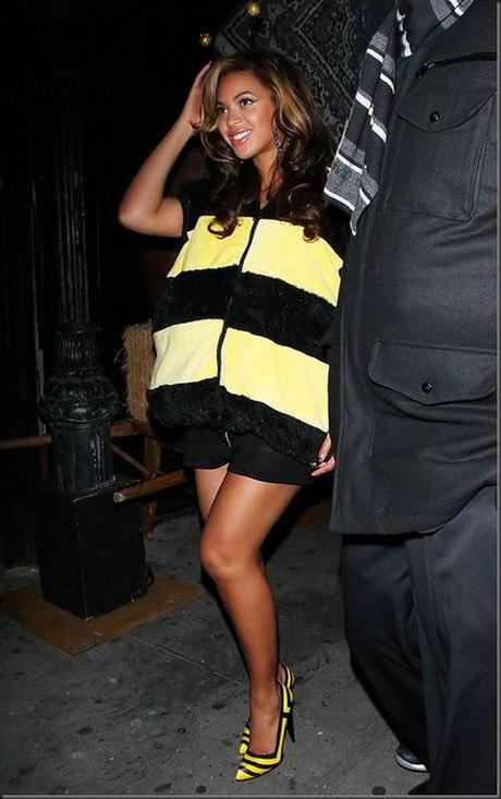 Beyonce Knowles was busy buzzing around New York City on Monday night (October 31).