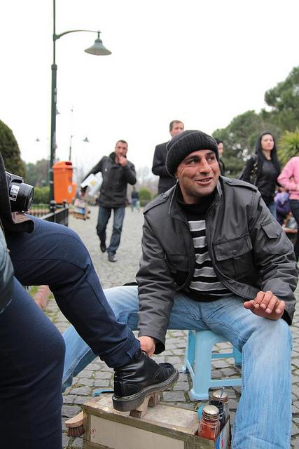 Istanbul, c'Ã¨ chi per mestiere pulisce le scarpe ma lo fa con il sorriso