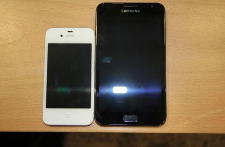 Galaxy Note vs. iPad 2 vs iPhone 4S : Il confronto nelle dimensioni