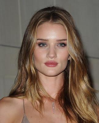 MODA | Rosie Huntington-Whiteley  in Burberry