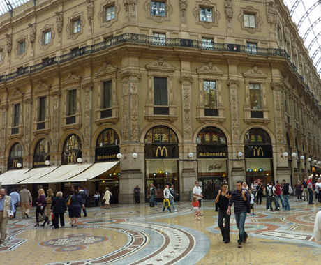 Apple Store Nel Centro Di Milano : Battaglia Con Prada e Gucci