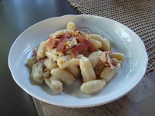 Gnocchi con gorgonzola,speck e noci