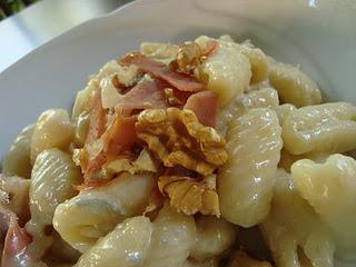 Gnocchi con gorgonzola,speck e noci