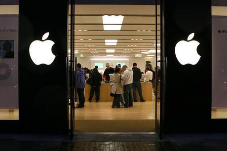 Nei negozi Apple si pagherà con l’iPhone