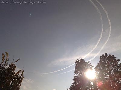 DUE AEREI IN FORMAZIONE RILASCIANO SCIE CHIMICHE