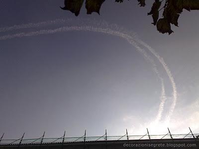 DUE AEREI IN FORMAZIONE RILASCIANO SCIE CHIMICHE