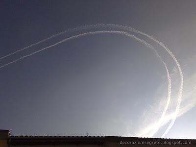 DUE AEREI IN FORMAZIONE RILASCIANO SCIE CHIMICHE