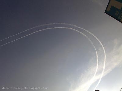 DUE AEREI IN FORMAZIONE RILASCIANO SCIE CHIMICHE