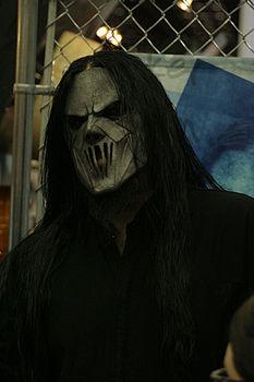 http://upload.wikimedia.org/wikipedia/commons/thumb/3/39/Mick_Thomson.jpg/233px-Mick_Thomson.jpg