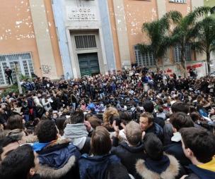 Roma: ancora cariche della Polizia. Fermo il corteo studentesco