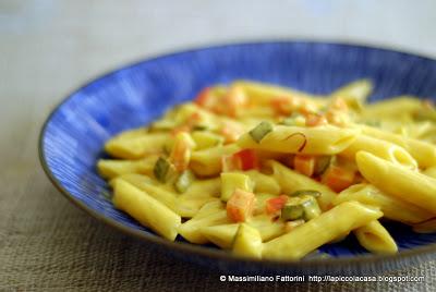 La pasta: Penne alla besciamella con zafferano e verdure (carote, zucchine e peperoni)