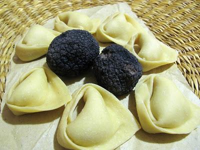 PROFUMO DI LATTE E DI MAMMA - TORTELLONI AL TARTUFO NERO