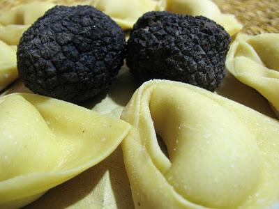 PROFUMO DI LATTE E DI MAMMA - TORTELLONI AL TARTUFO NERO