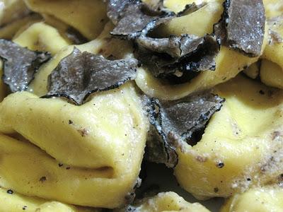 PROFUMO DI LATTE E DI MAMMA - TORTELLONI AL TARTUFO NERO