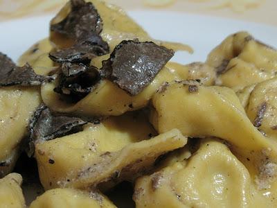 PROFUMO DI LATTE E DI MAMMA - TORTELLONI AL TARTUFO NERO