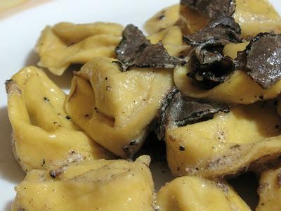 PROFUMO DI LATTE E DI MAMMA - TORTELLONI AL TARTUFO NERO