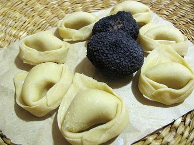 PROFUMO DI LATTE E DI MAMMA - TORTELLONI AL TARTUFO NERO