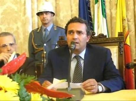 Presa a calci l'auto di De Magistris.