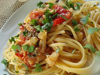 Spaghetti con stoccafisso e pomodorini.