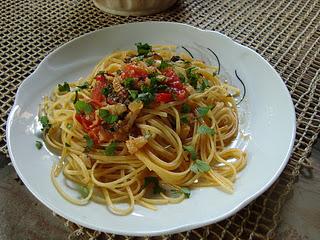 Spaghetti con stoccafisso e pomodorini.