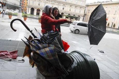 Genova devastata, ma la colpa la dobbiamo dare ai cambiamenti climatici.