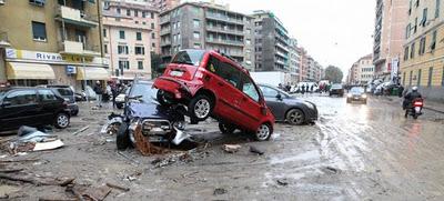Genova affoga: il video delle auto trascinate con foga