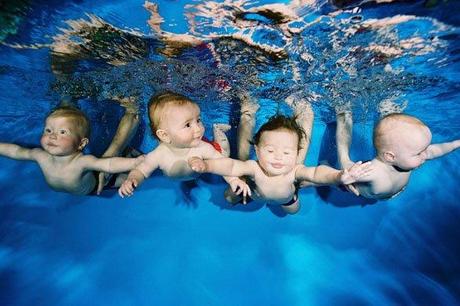 Portare i piccoli in piscina li aiuta a dormire bene