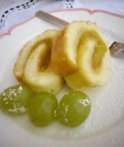 Rotolo profumato alla grappa, farcito con crema d’uva