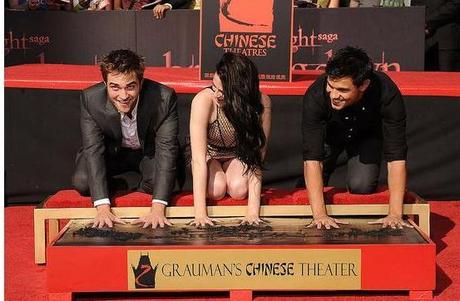 Robert Pattinson, Kristen Stewart e Taylor Lautner lasciano le impronte sul cemento del Grauman’s Chinese Theater (video)