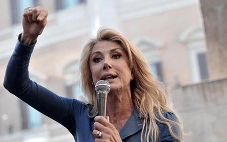 Gabriella Carlucci lascia il Pdl, punizione ‘mediatica’ per l’uomo dei media