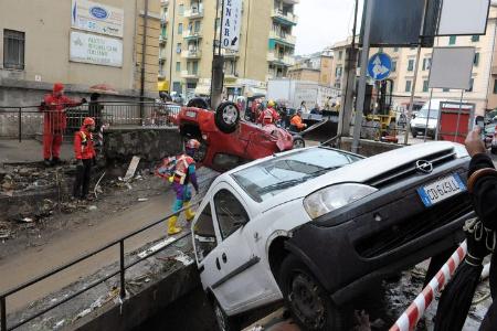 macchine genova alluvione Genova: Lunedì 7 Novembre Lutto cittadino, scuole chiuse