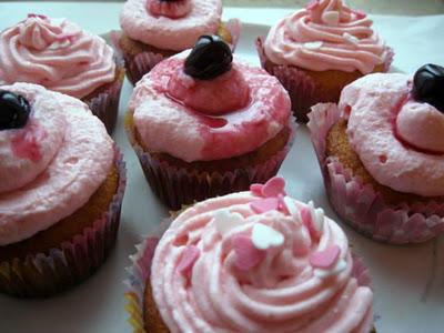 Cupcakes all'amarena con frosting di ricotta