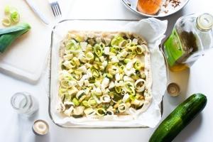 Torta salata con zucchine al curry, porro, emmental e mozzarella