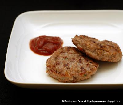 Le svizzere: hamburger super e davvero gustosi di manzo, salsiccia, mortadella e erba cipollina