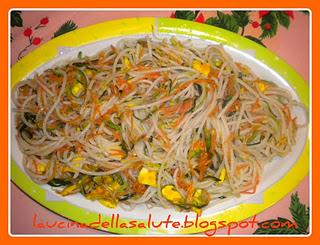 Spaghetti di riso saltati con verdure