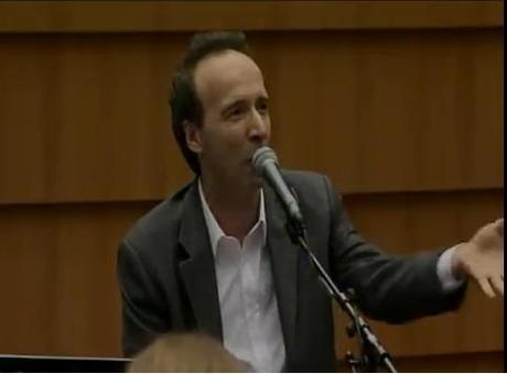 Strepitoso Roberto Benigni al Parlamento Europeo... Berlusconi e Dante per i 150 dell'Unità D'Italia.